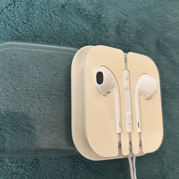 Apple ear pods with 3.5 mm jack for older I phones. In line volume control. - Picture 7 of 7